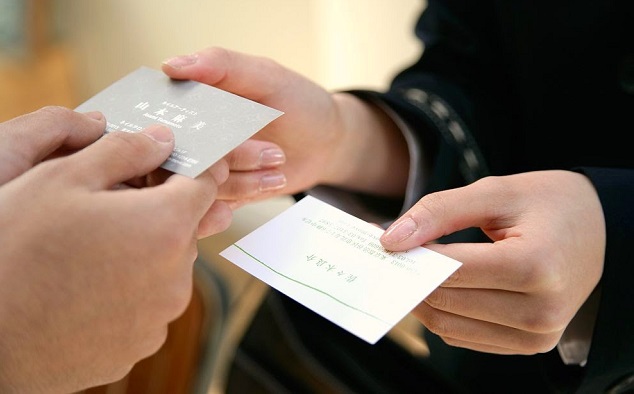 handing business card japan1