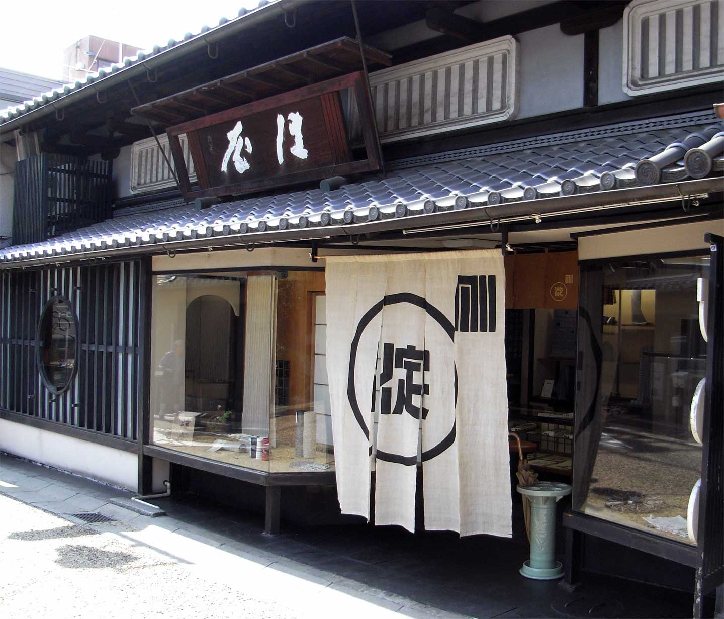 Noren: Tấm biển cửa hiệu độc đáo của người Nhật