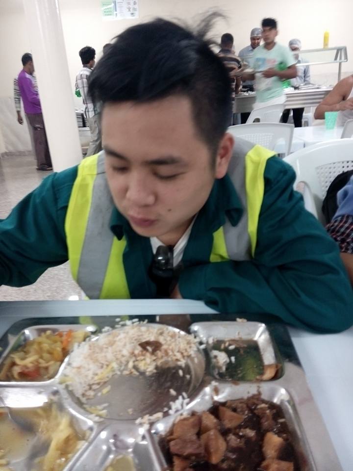 Một lao động Việt Nam đang dùng bữa sau những giờ làm việc căng thẳng