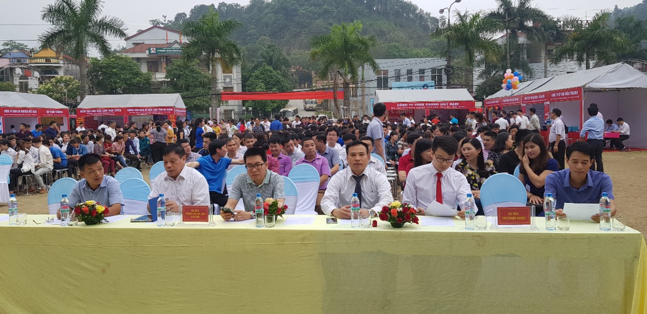 Hội chợ việc làm Bắc Quang - Hà Giang thu hút hơn 1200 người lao động và học sinh tham gia